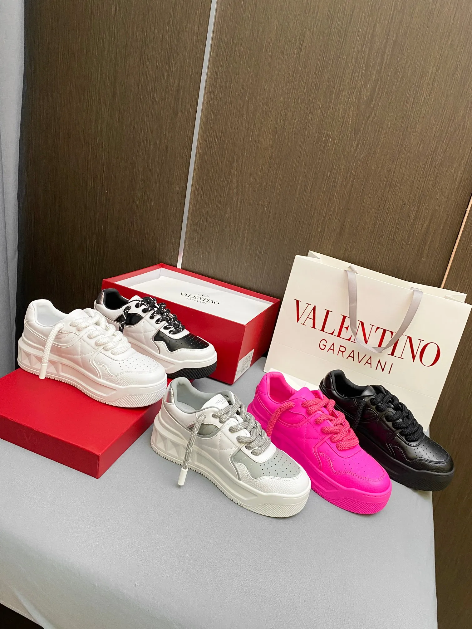👟👟Ex-factory price 640👟👟 Women's shoes, women's clothing, women's shoes factory 🔺Valentino🔺Valentino New casual shoes 2023 latest model hot style for catwalk couples Thick shoelaces, the same style as Elsa Hosk, Zhang Yixing, Guan Xiaotong and many other stars 🔥 Top version + lasting process, uppers are fully oiled. Fabric: Customized cowhide + cowhide lining with breathable mesh. Outsole: original molded TPU thickened outsole. Size for women is 35-40. Men’s size is 39-45.